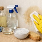 como-remover-manchas-de-gordura-do-papel-de-parede-facilmente.png
